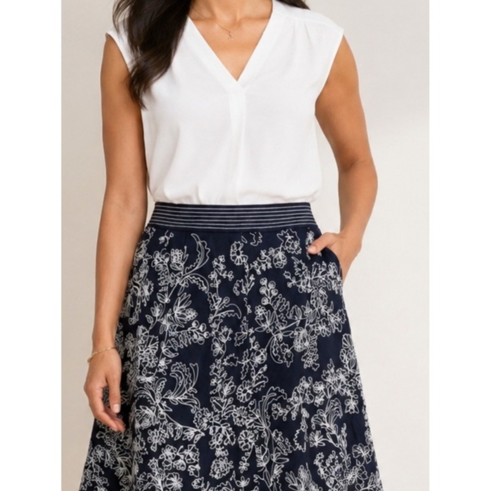 ANN TAYLOR. Navy, A-line Mini‎ Skirt w/White Thread Embroidery. Sz 8P.